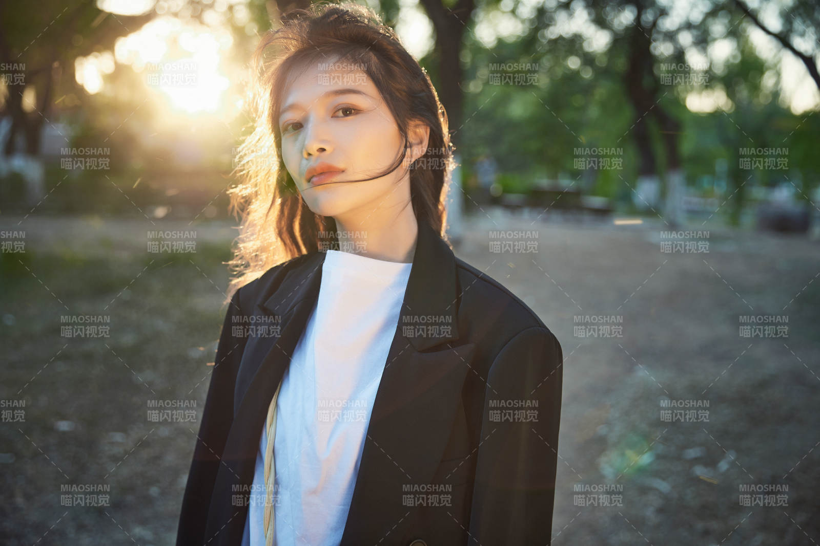 戶外公園夕陽下逆光拍攝的亞洲美少女