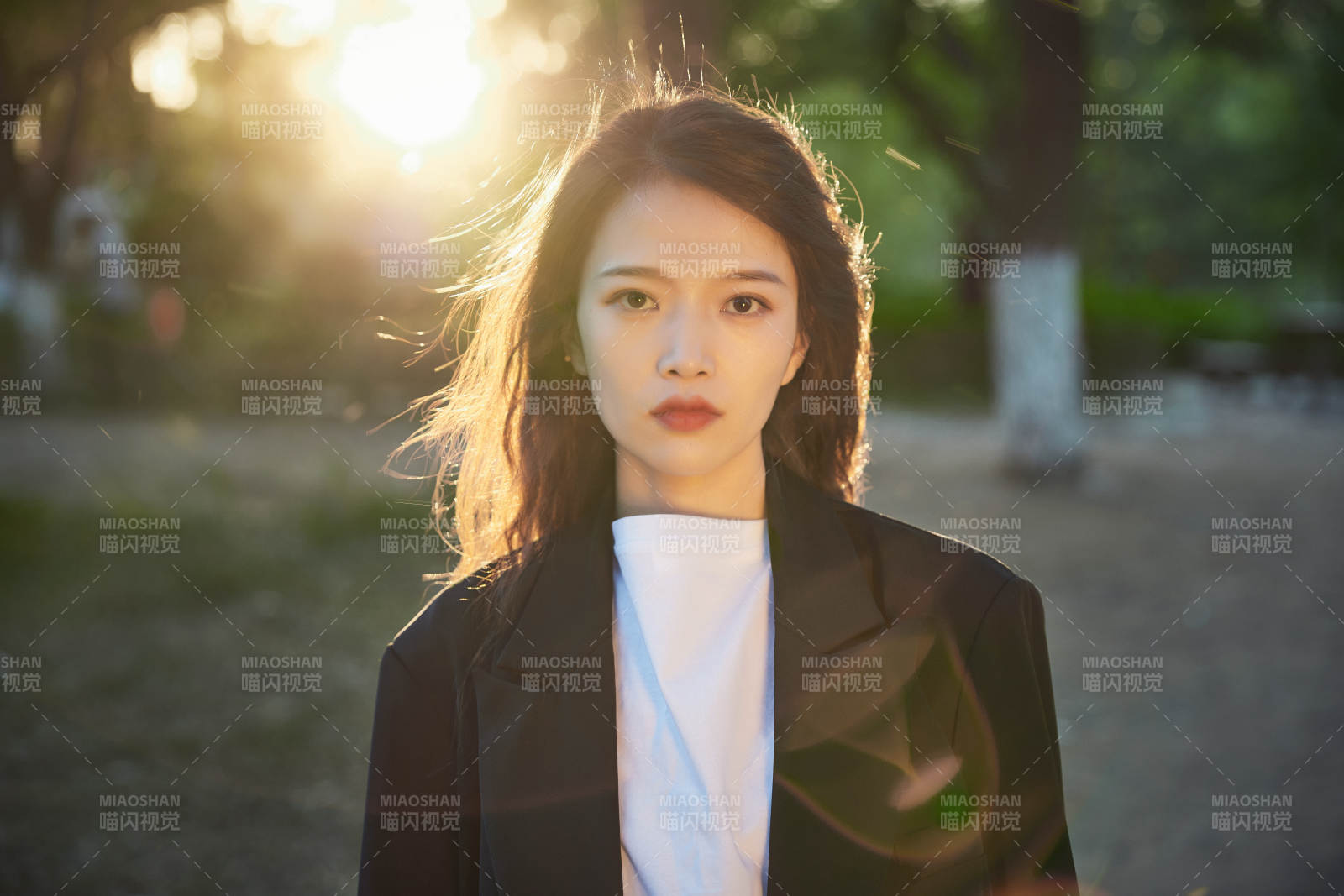 戶外公園夕陽下逆光拍攝的亞洲美少女