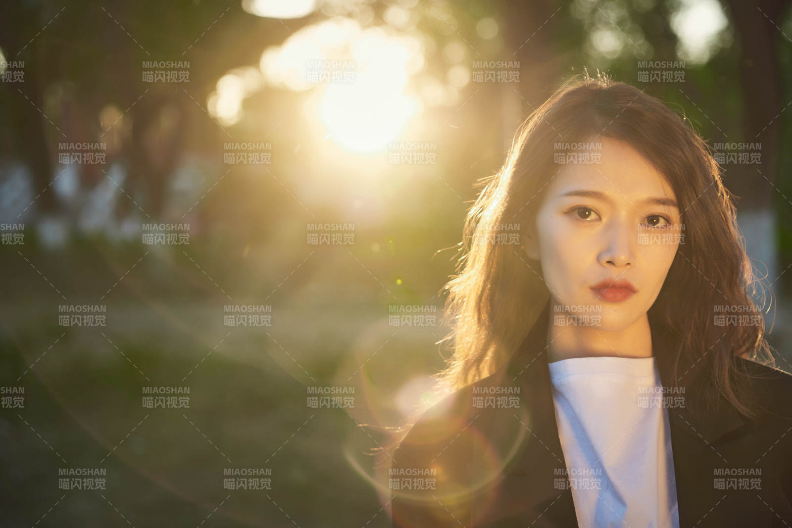 户外公园夕阳下逆光拍摄的亚洲美少女