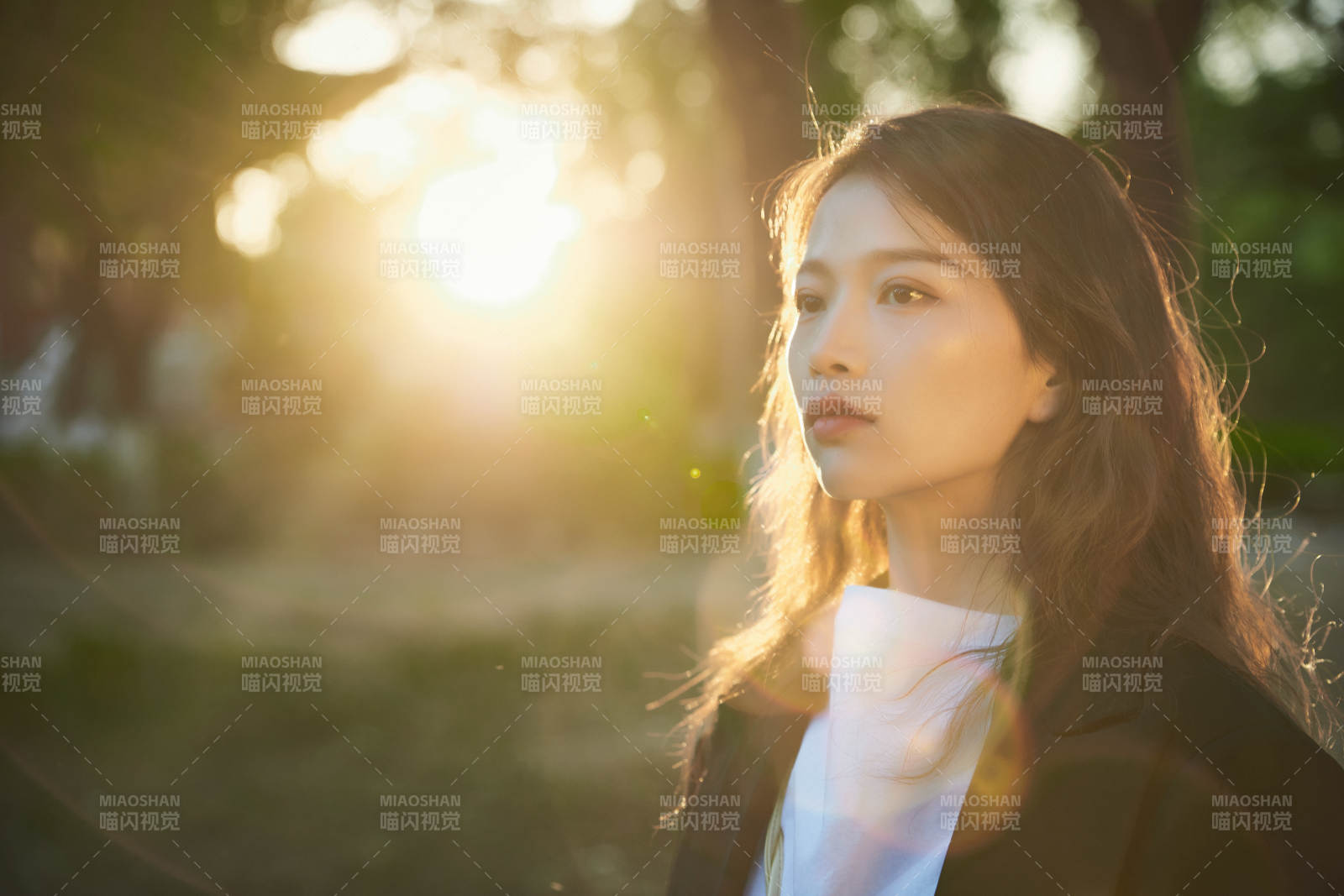 戶外公園夕陽下逆光拍攝的亞洲美少女