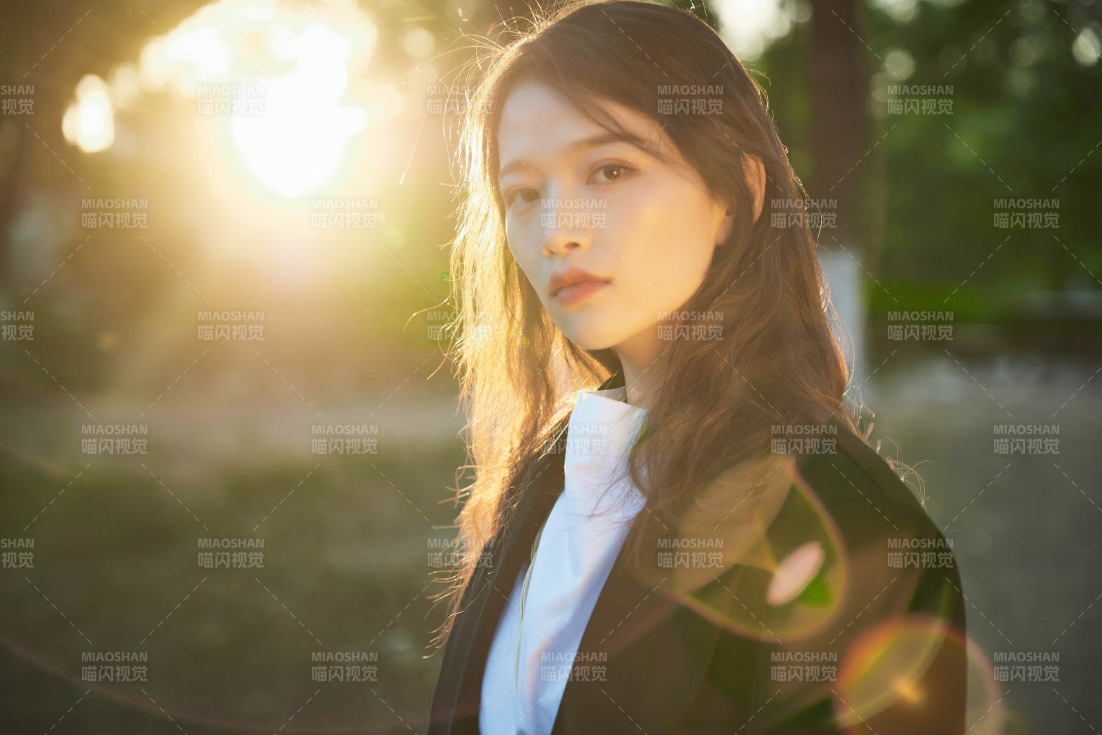 戶外公園夕陽下逆光拍攝的亞洲美少女