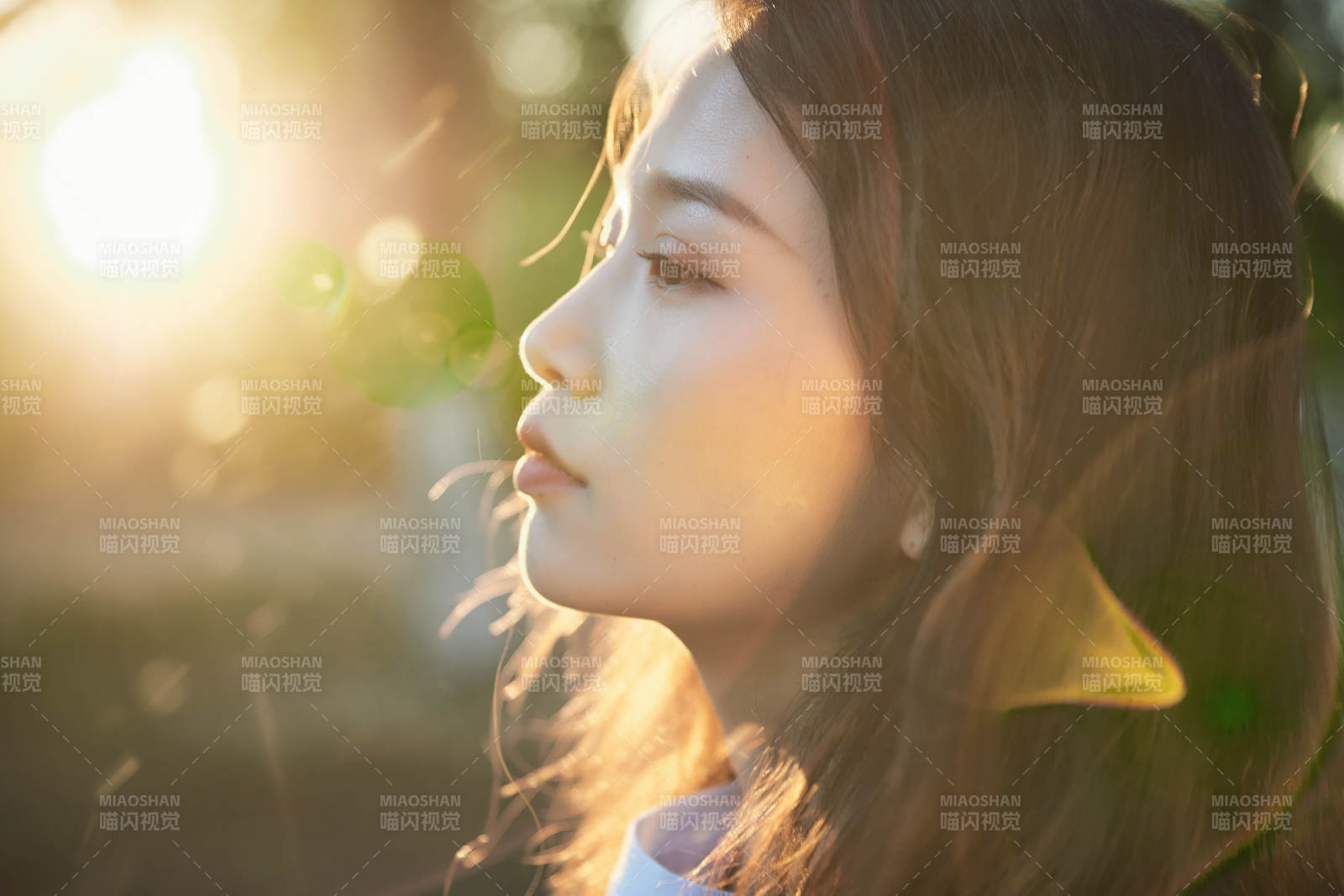 户外公园夕阳下逆光拍摄的亚洲美少女