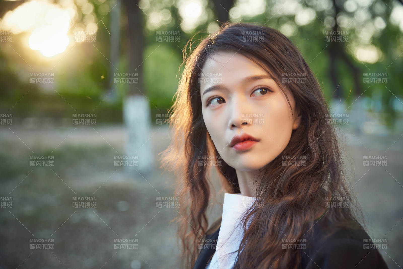 戶外公園夕陽下逆光拍攝的亞洲美少女