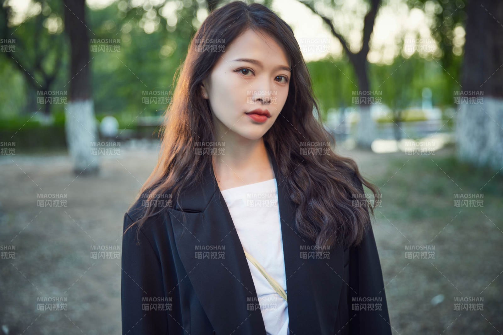 戶外公園夕陽下逆光拍攝的亞洲美少女