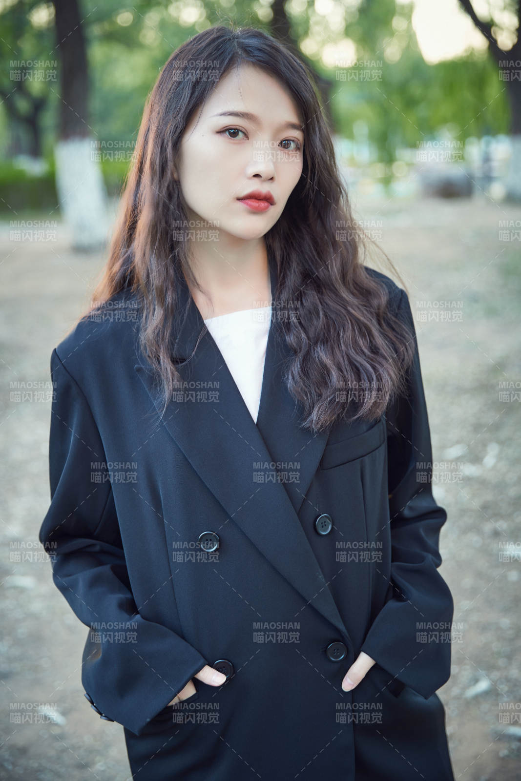 戶外公園夕陽下逆光拍攝的亞洲美少女