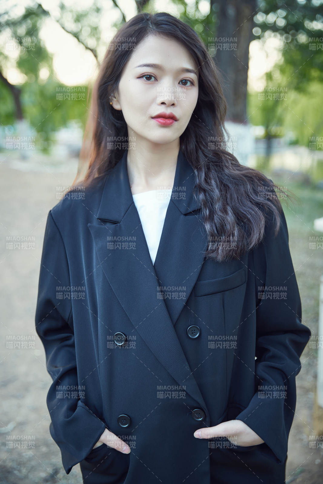 戶外公園夕陽(yáng)下逆光拍攝的亞洲美少女