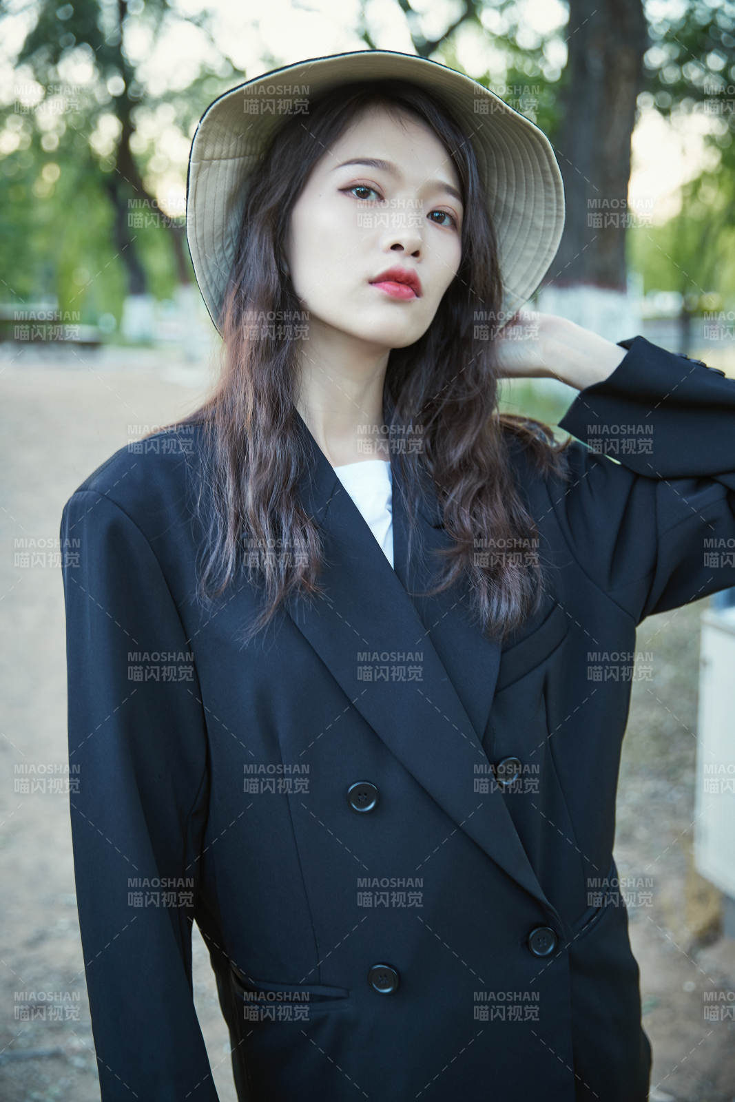 戶外公園夕陽下逆光拍攝的亞洲美少女