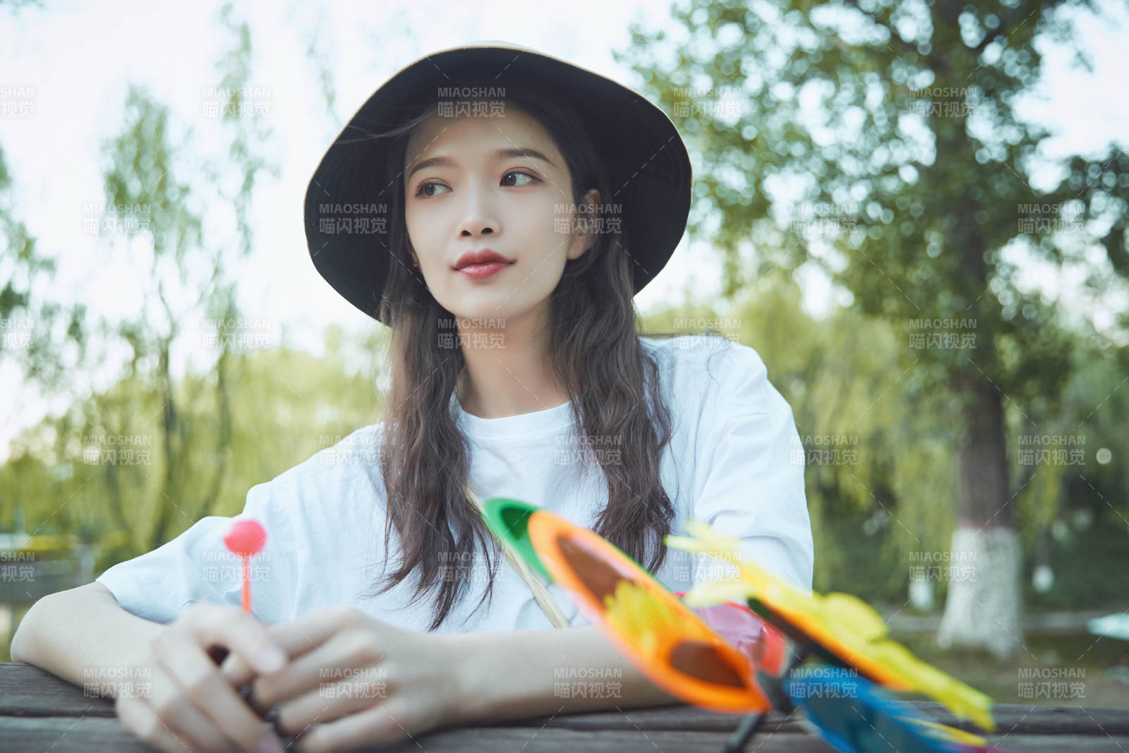 公園湖邊吃棒棒糖的亞洲可愛(ài)少女