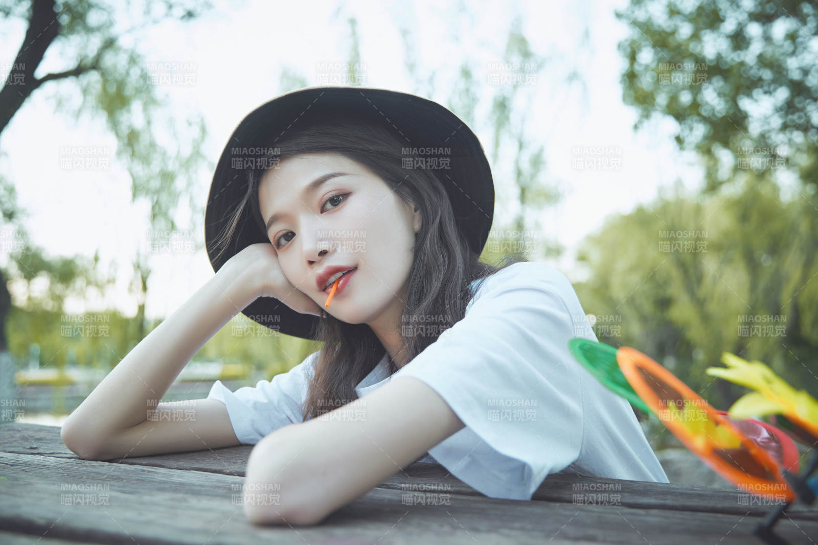 公園湖邊吃棒棒糖的亞洲可愛少女