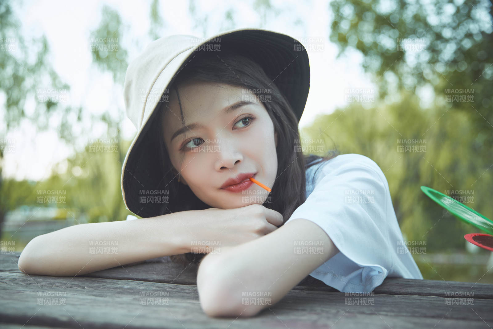 公園湖邊吃棒棒糖的亞洲可愛少女