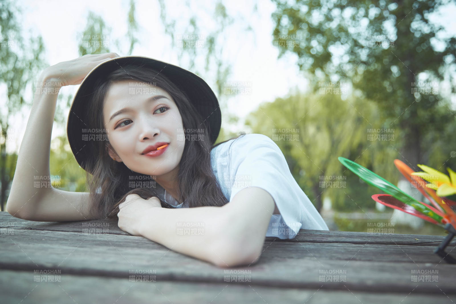 公園湖邊吃棒棒糖的亞洲可愛少女