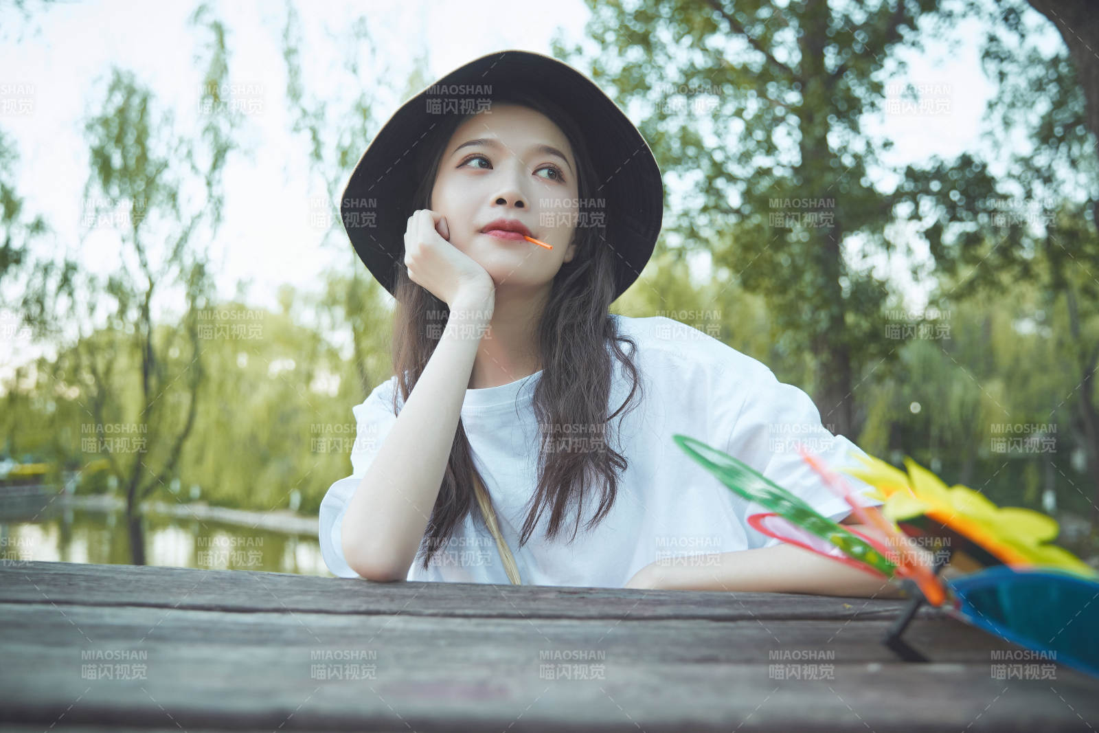 公園湖邊吃棒棒糖的亞洲可愛少女