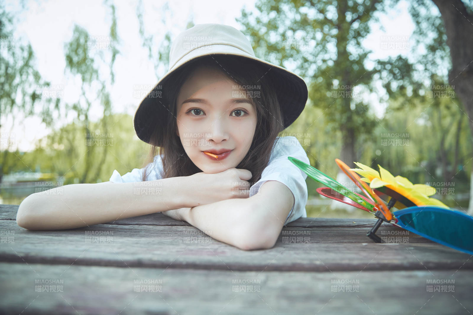 公园湖边吃棒棒糖的亚洲可爱少女