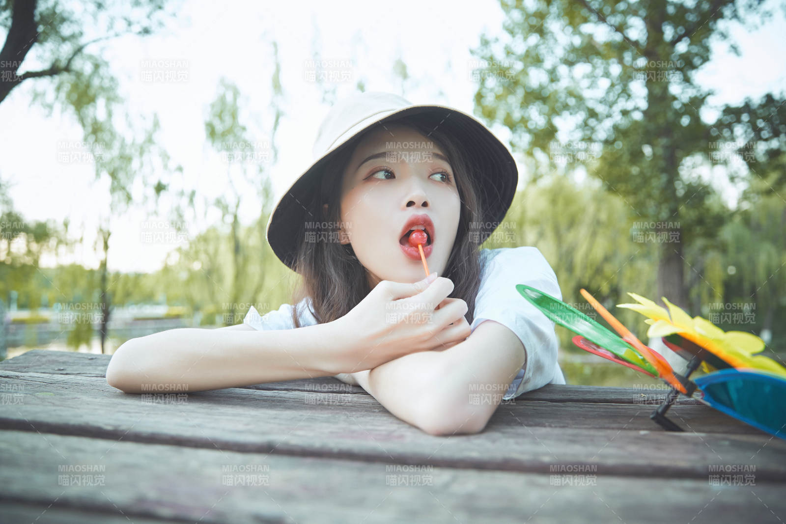 公園湖邊吃棒棒糖的亞洲可愛(ài)少女