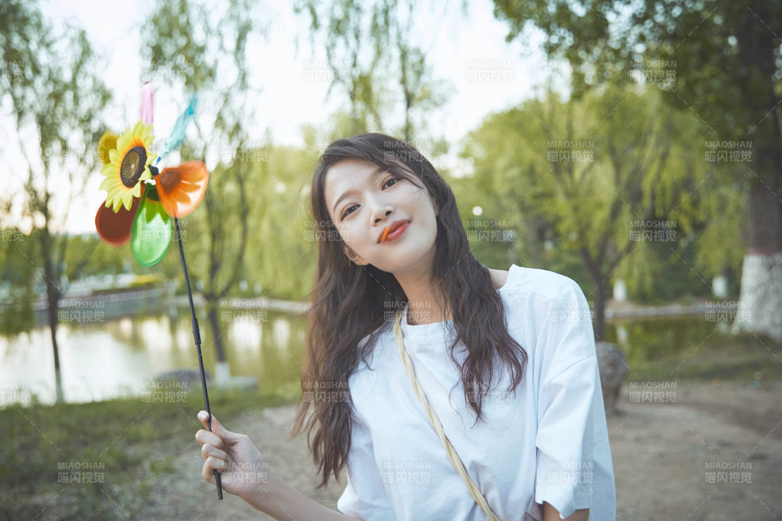 手拿彩色風車玩耍的亞洲少女