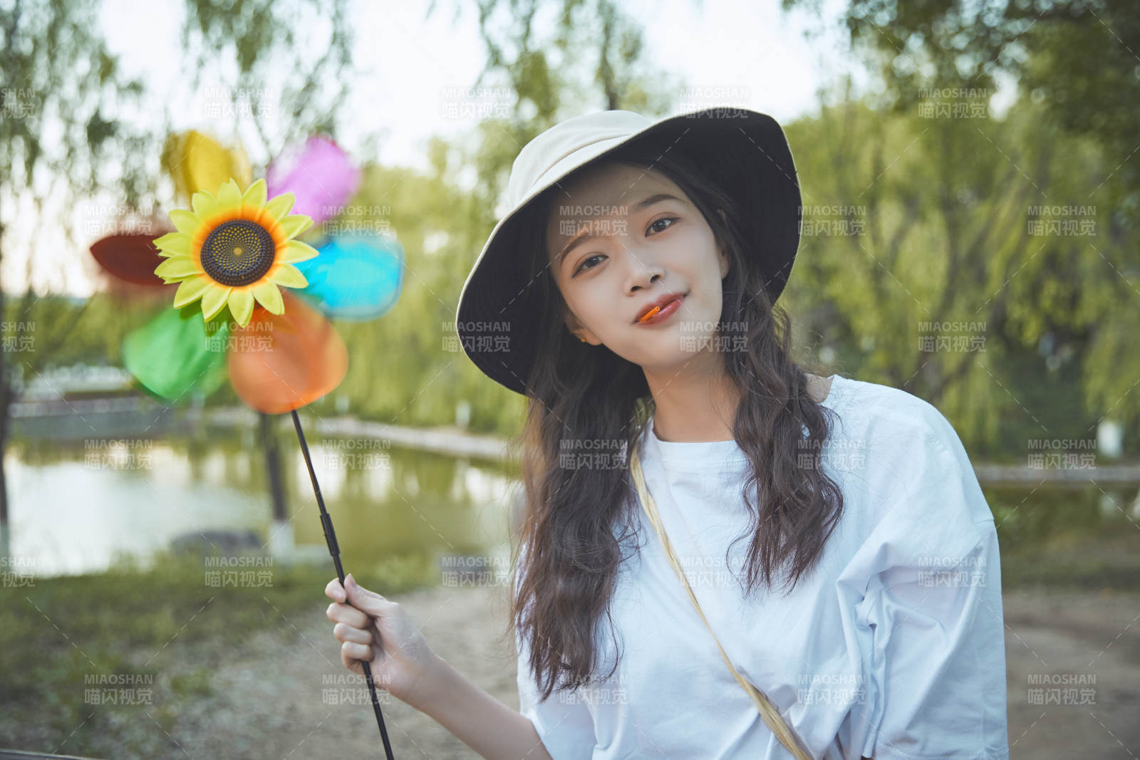 手拿彩色風車玩耍的亞洲少女