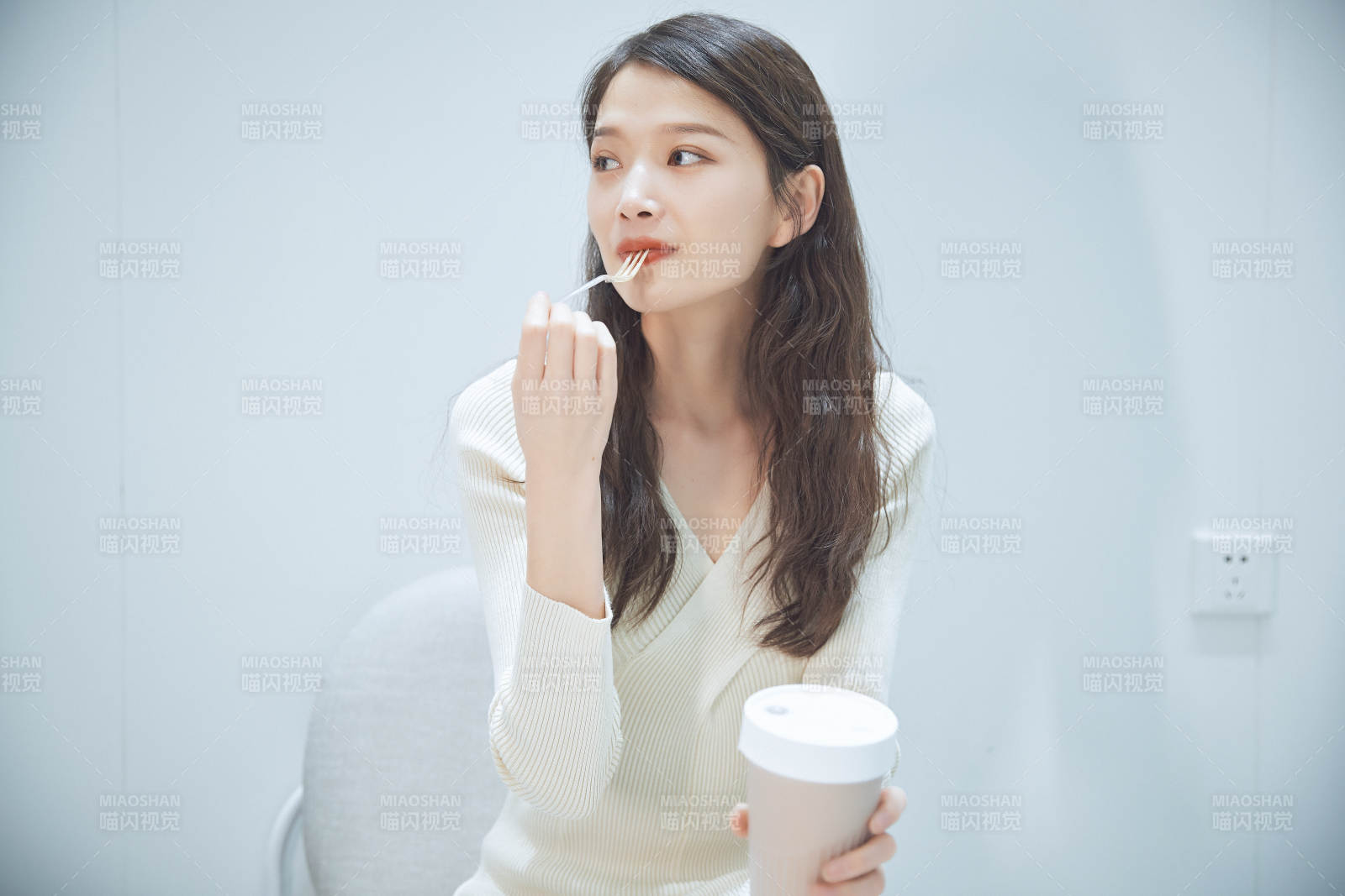 在烘焙店吃面包喝牛奶的可愛亞洲少女