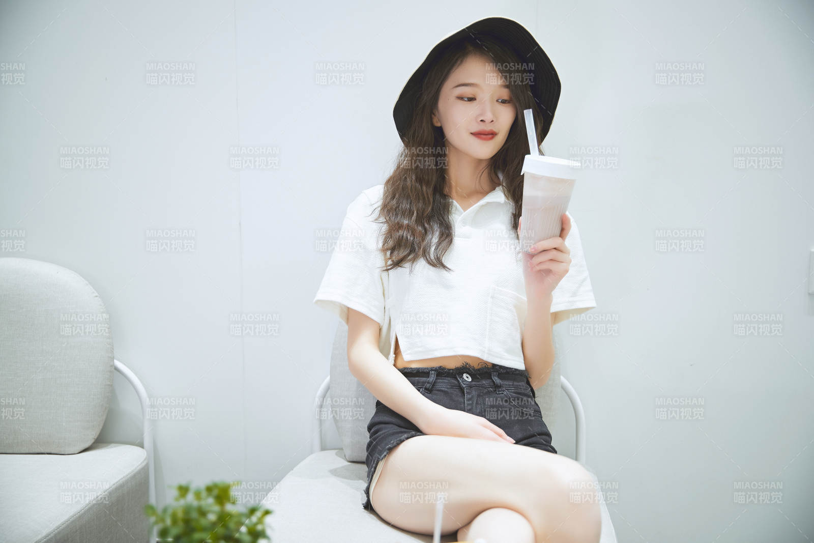 在烘焙店吃面包喝牛奶的可愛(ài)亞洲少女