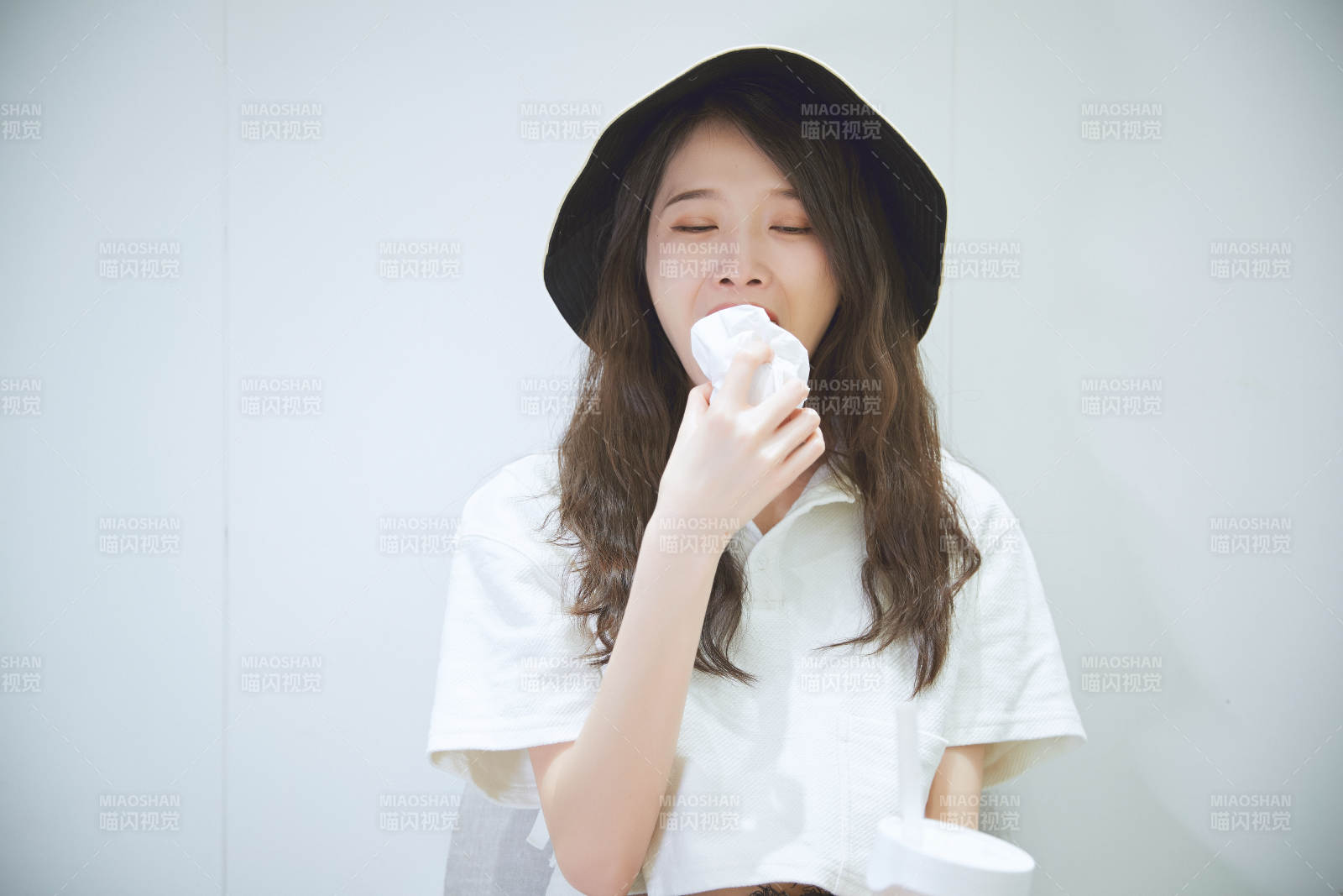 在烘焙店吃面包喝牛奶的可愛亞洲少女