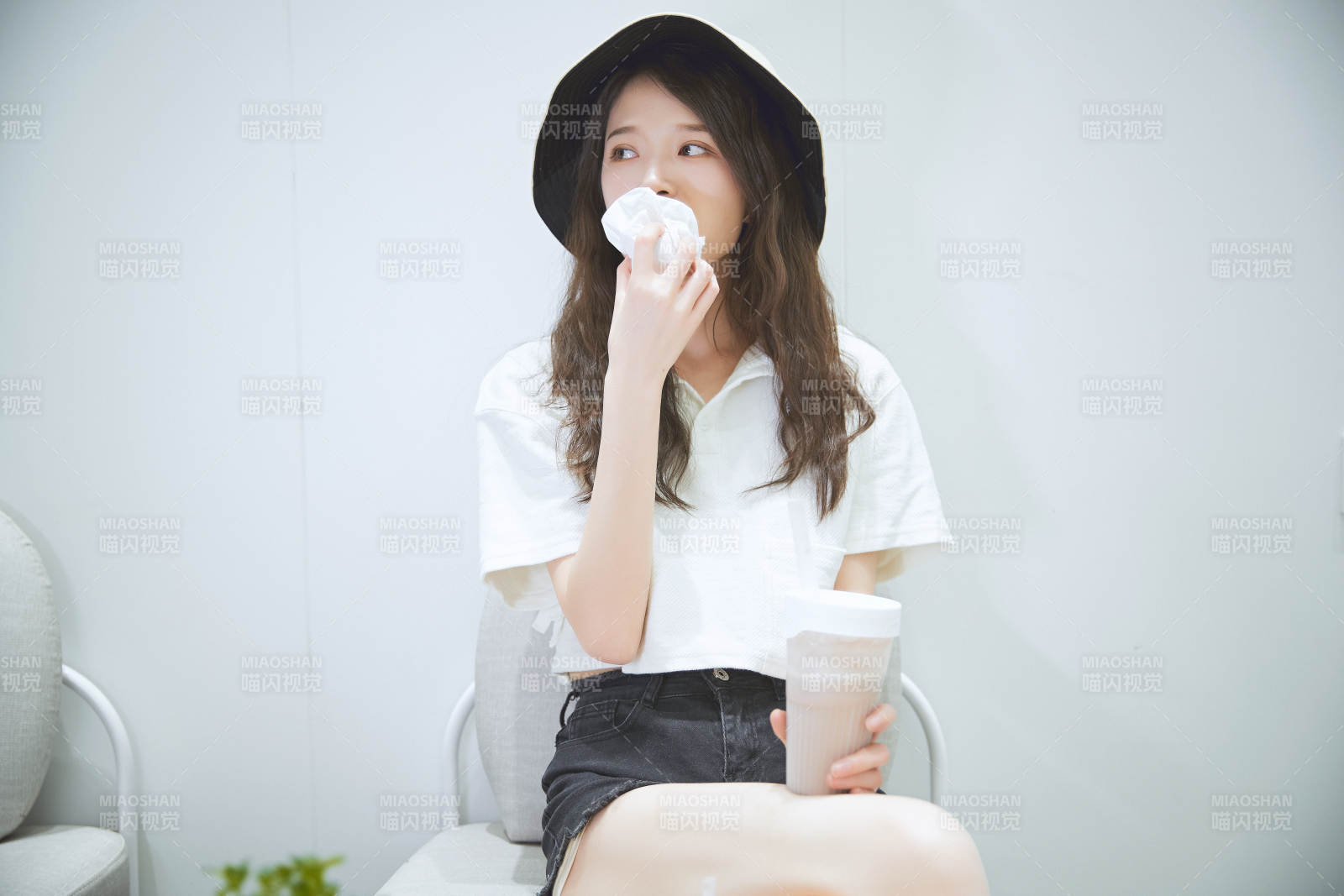 在烘焙店吃面包喝牛奶的可愛亞洲少女