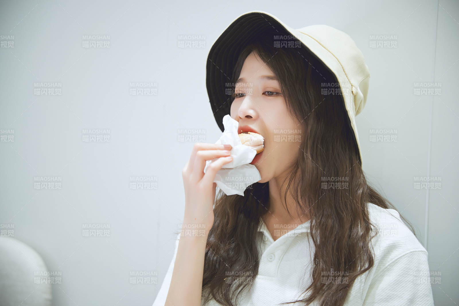 在烘焙店吃面包喝牛奶的可愛亞洲少女