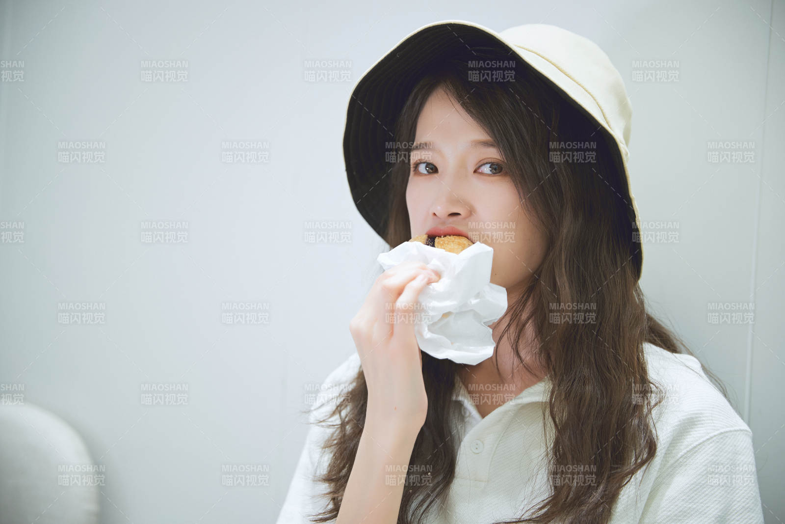 在烘焙店吃面包喝牛奶的可愛亞洲少女