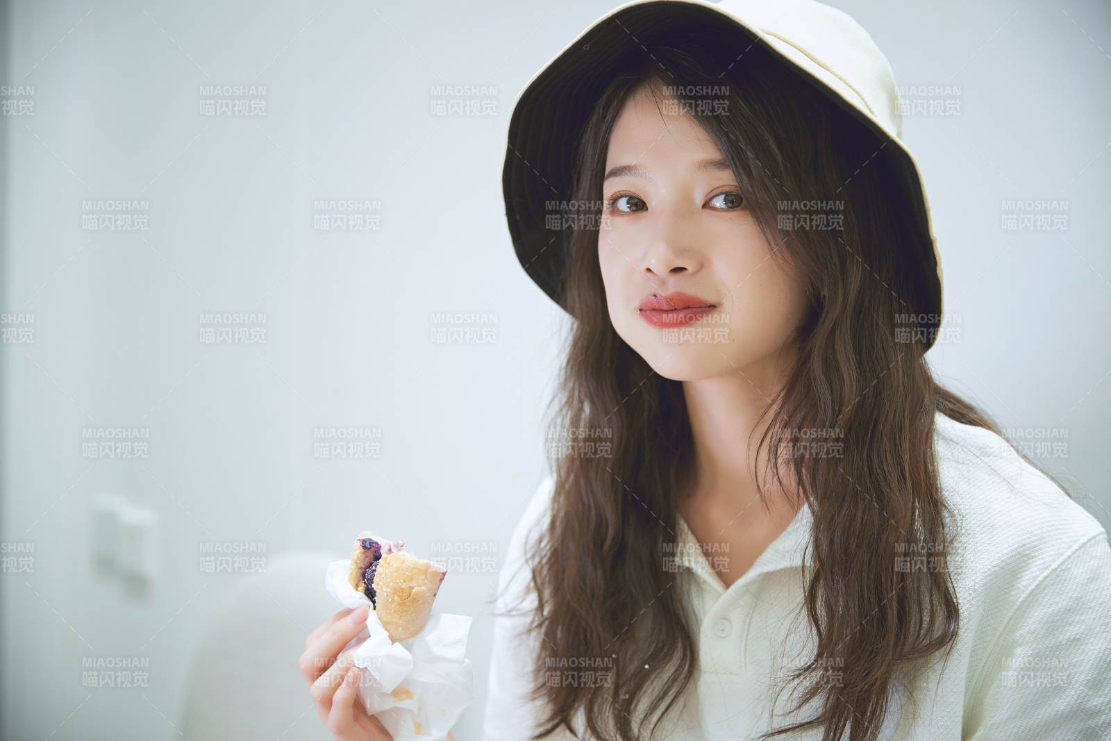 在烘焙店吃面包喝牛奶的可愛亞洲少女