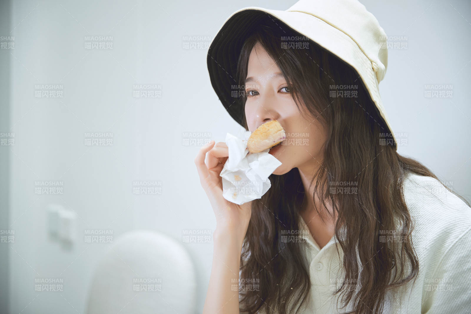 在烘焙店吃面包喝牛奶的可愛亞洲少女