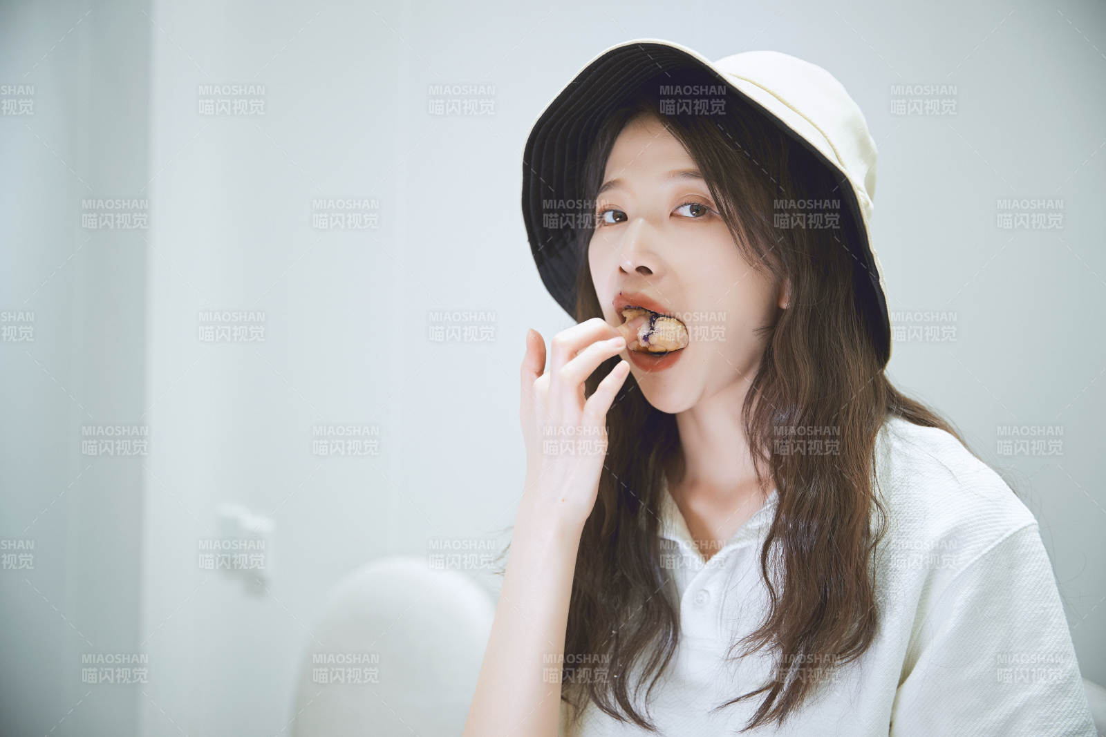 在烘焙店吃面包喝牛奶的可愛亞洲少女