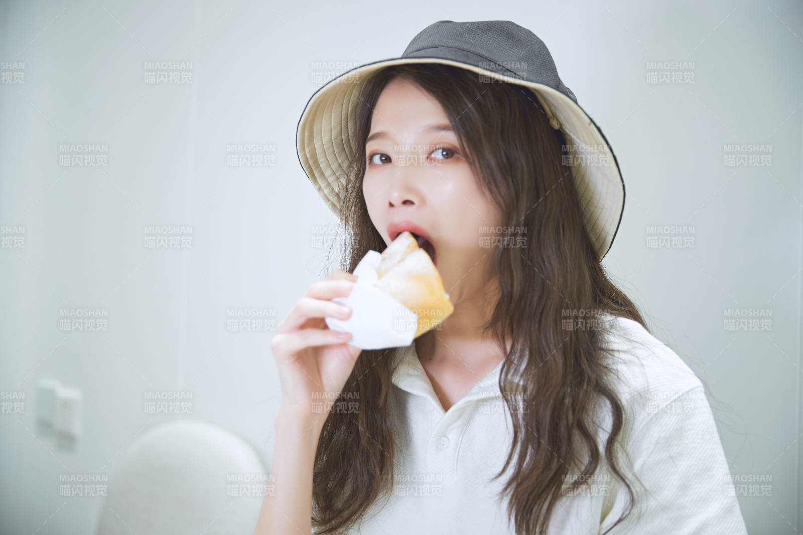 在烘焙店吃面包喝牛奶的可愛亞洲少女