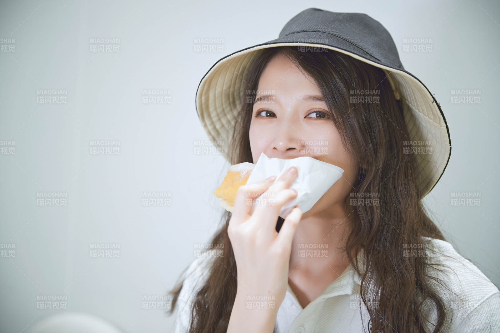 在烘焙店吃面包喝牛奶的可愛亞洲少女