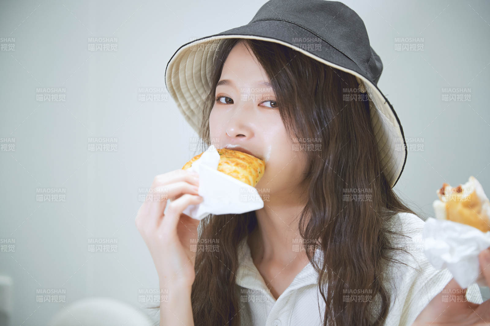 在烘焙店吃面包喝牛奶的可愛亞洲少女