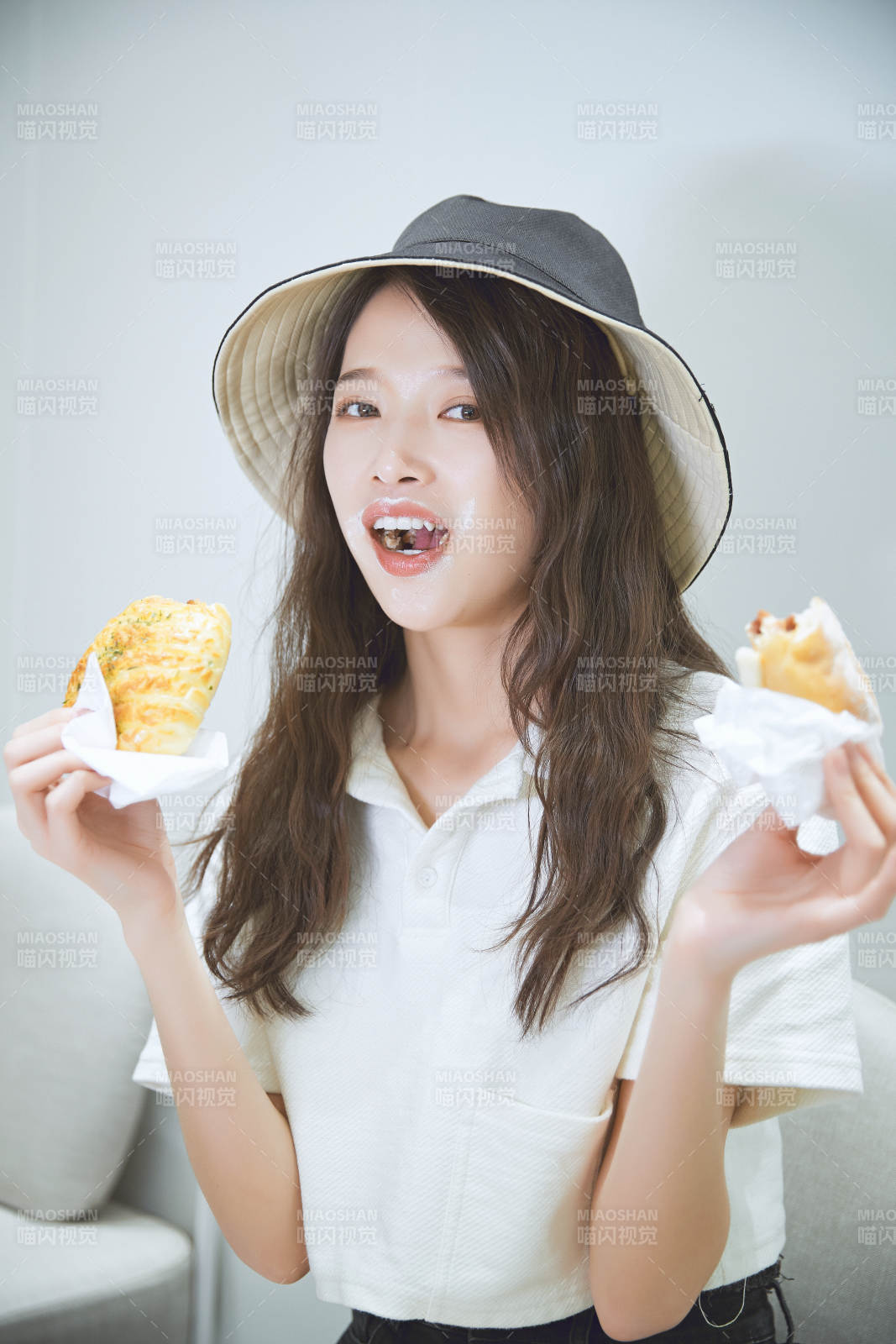 在烘焙店吃面包喝牛奶的可愛(ài)亞洲少女