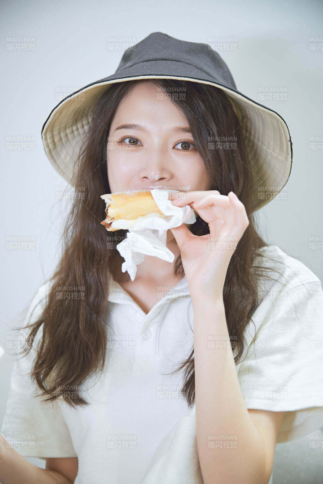 在烘焙店吃面包喝牛奶的可愛亞洲少女