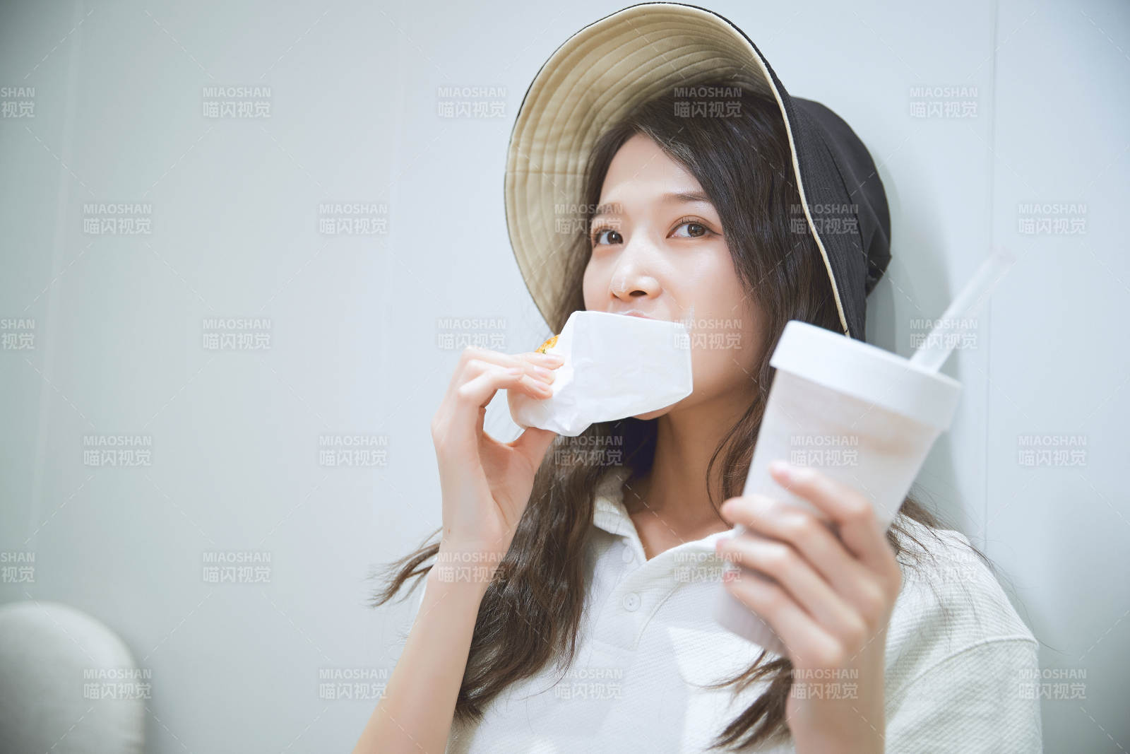 在烘焙店吃面包喝牛奶的可愛亞洲少女