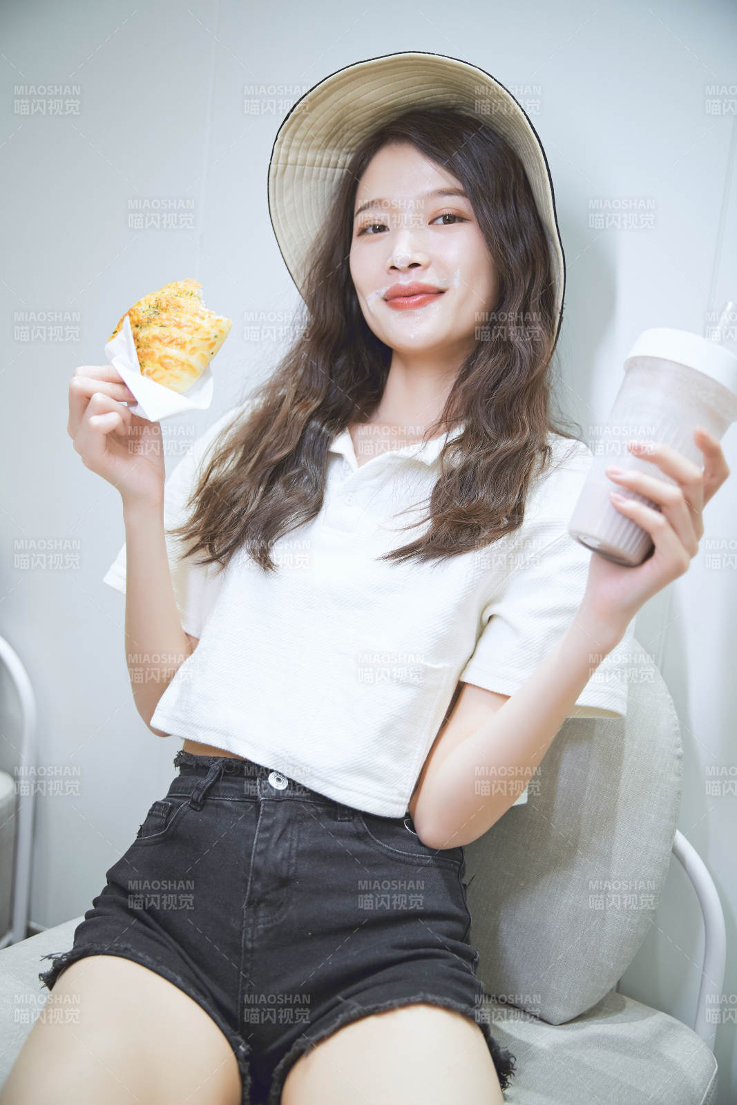 在烘焙店吃面包喝牛奶的可愛亞洲少女