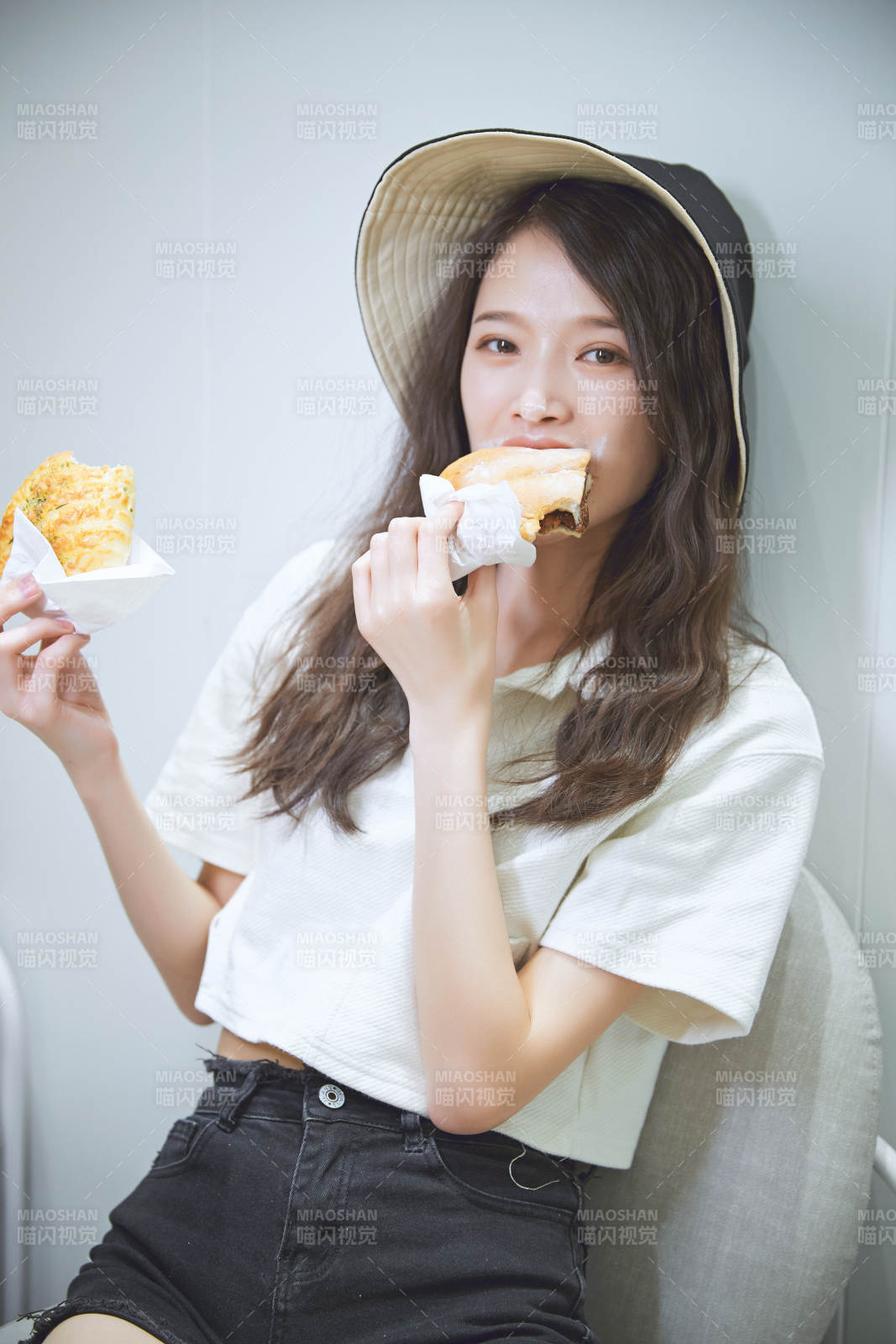 在烘焙店吃面包喝牛奶的可愛亞洲少女