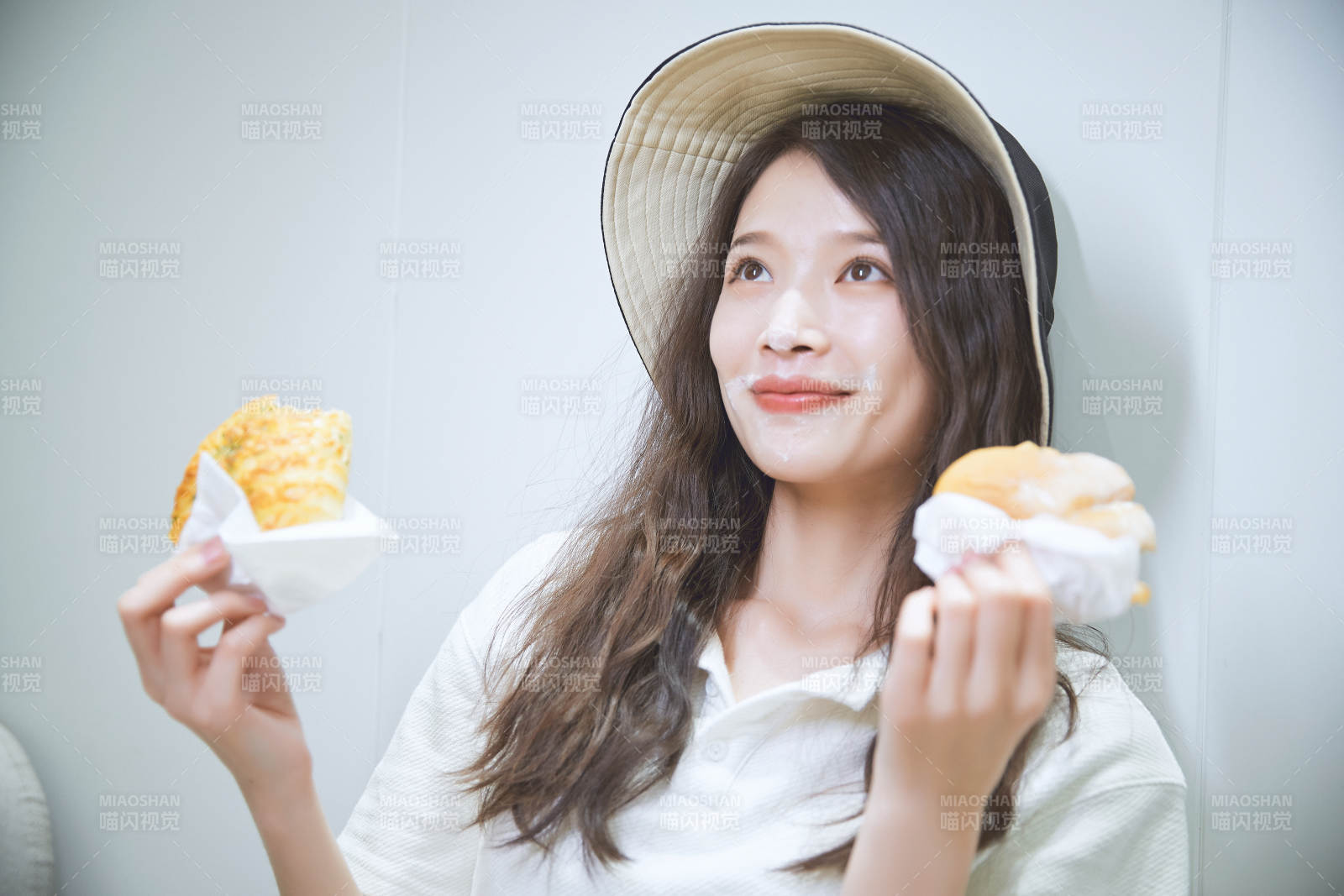 在烘焙店吃面包喝牛奶的可愛亞洲少女