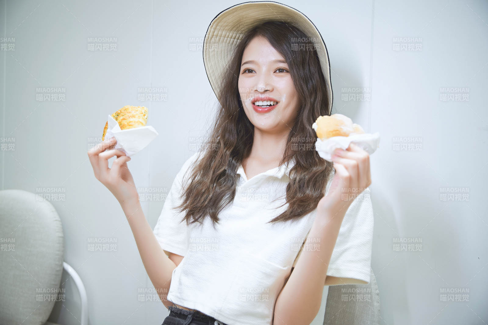 在烘焙店吃面包喝牛奶的可愛亞洲少女