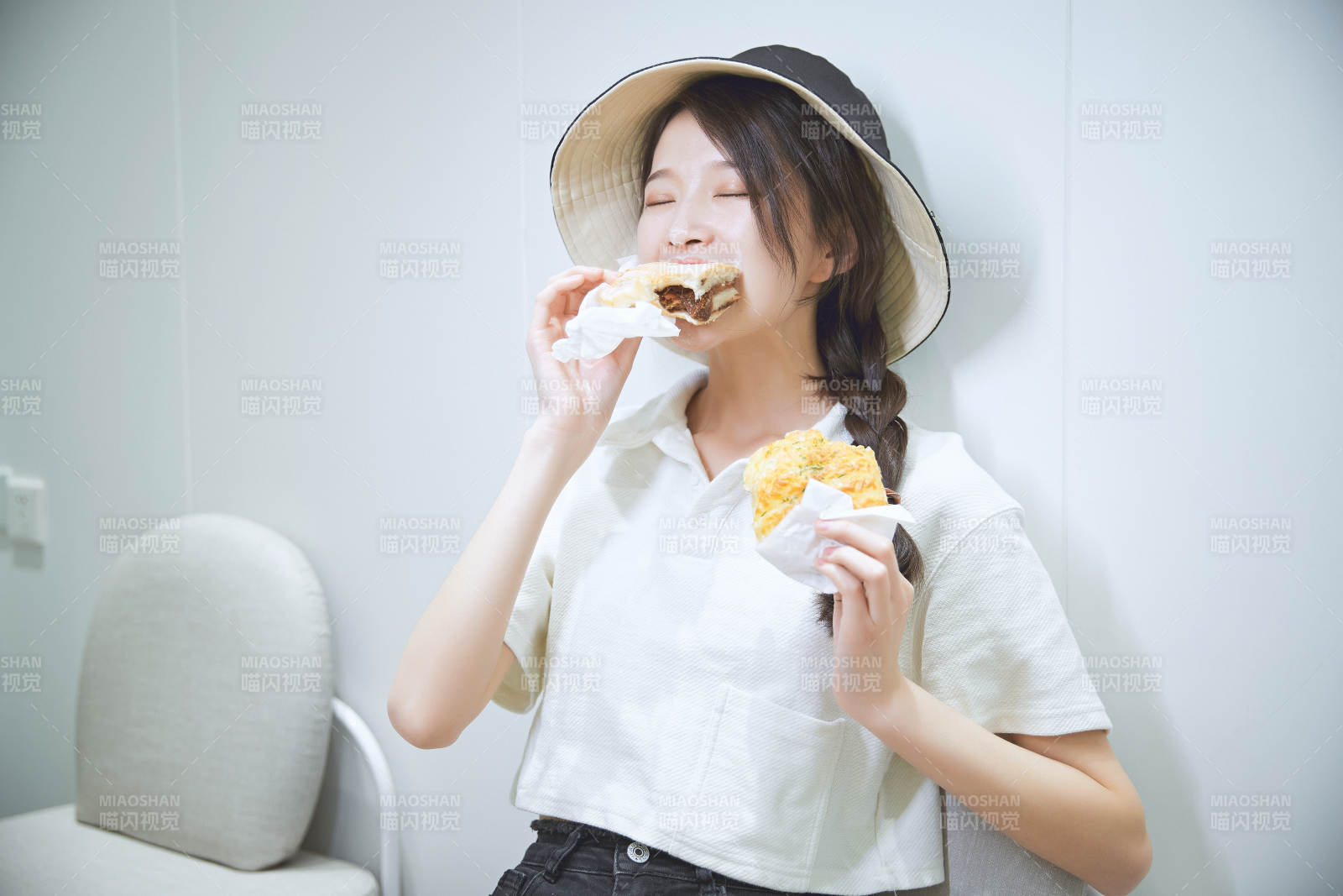 在烘焙店吃面包喝牛奶的可愛亞洲少女