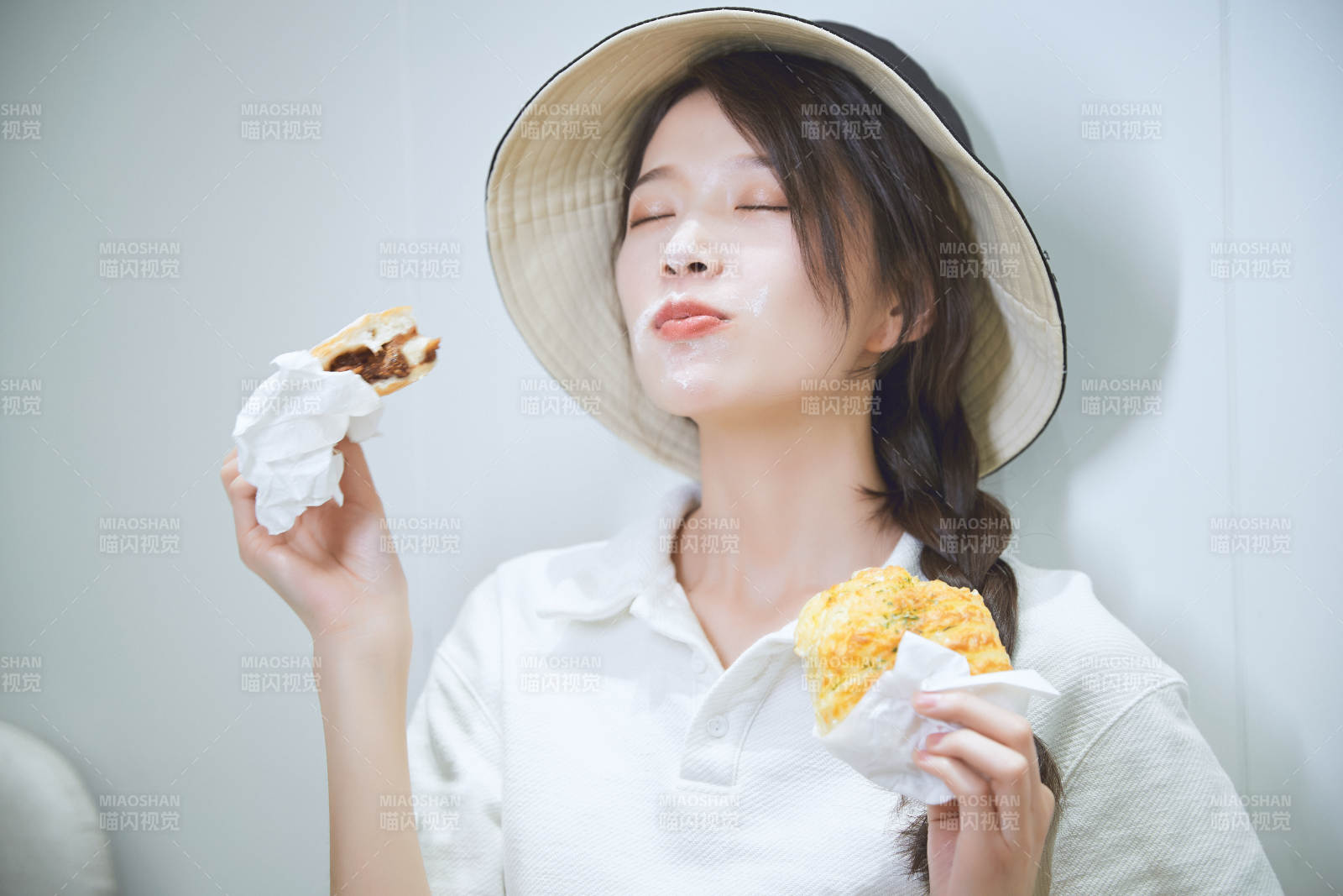 在烘焙店吃面包喝牛奶的可愛亞洲少女