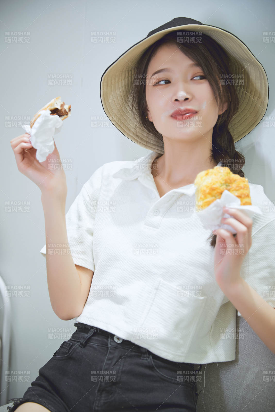 在烘焙店吃面包喝牛奶的可愛亞洲少女