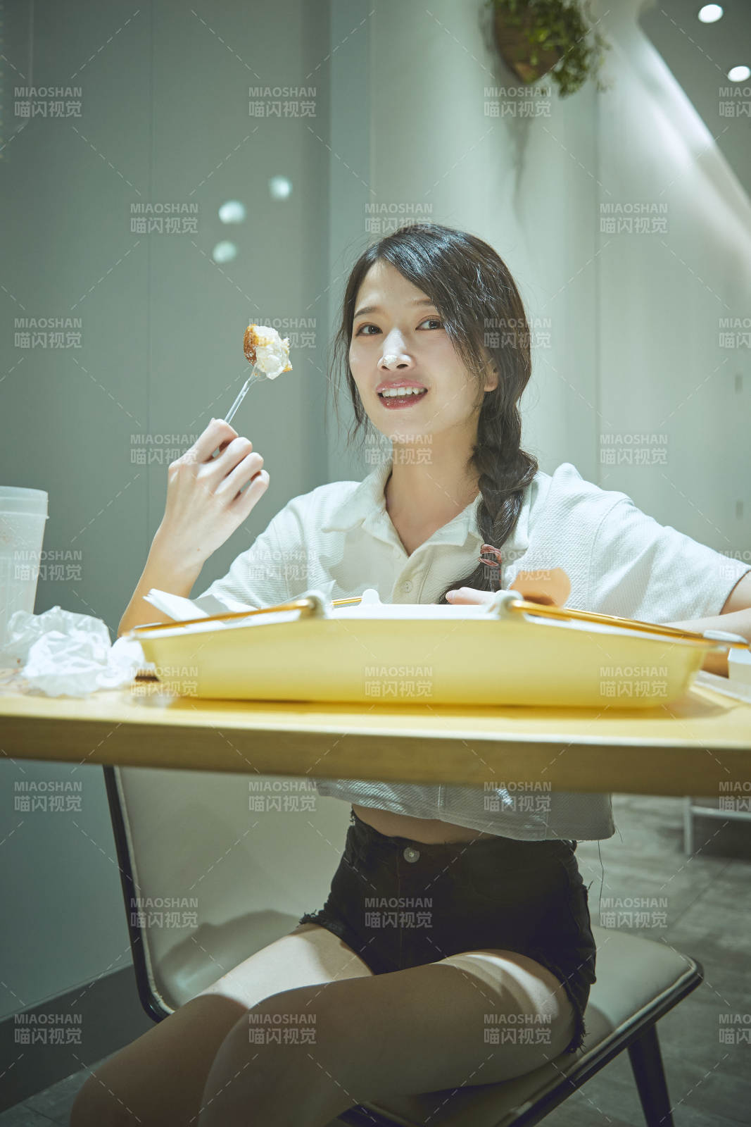 在烘焙店吃面包喝牛奶的可愛亞洲少女