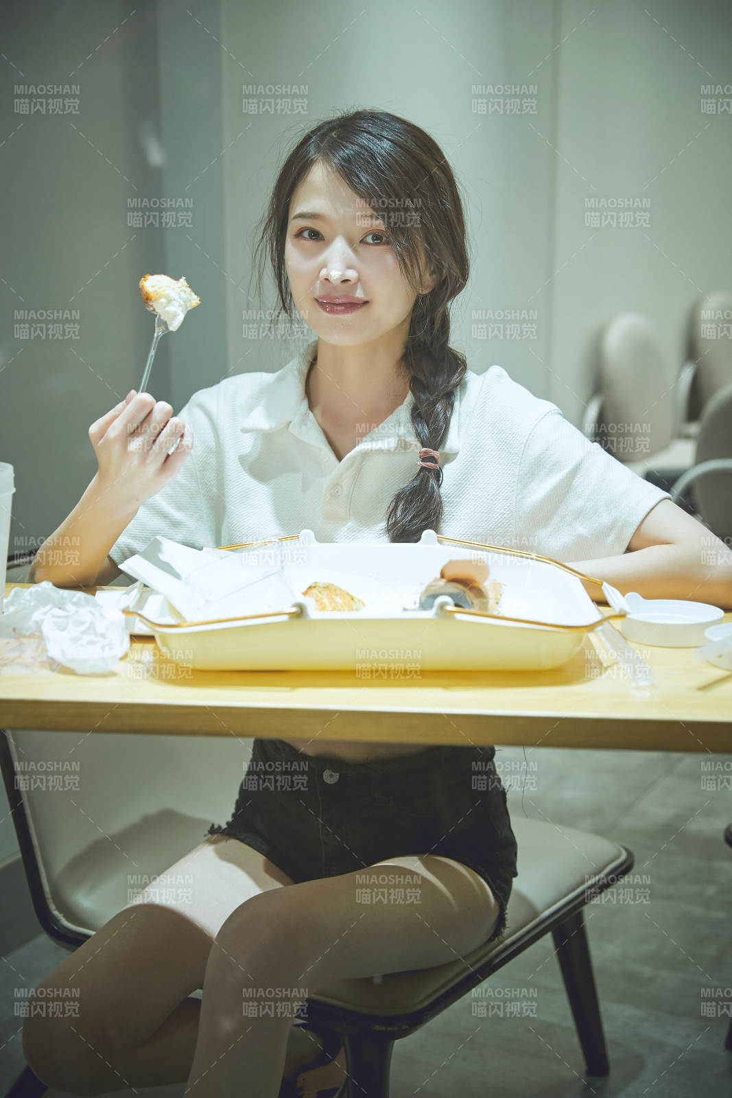 在烘焙店吃面包喝牛奶的可愛亞洲少女