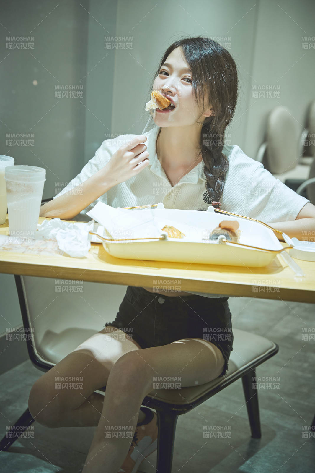 在烘焙店吃面包喝牛奶的可愛亞洲少女