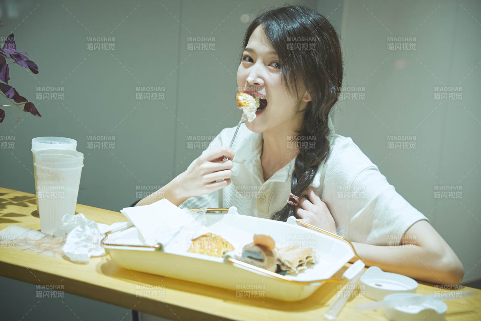 在烘焙店吃面包喝牛奶的可愛亞洲少女