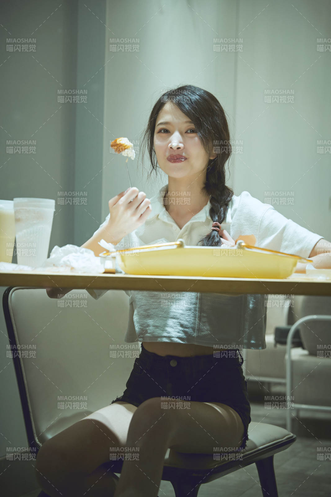 在烘焙店吃面包喝牛奶的可愛亞洲少女