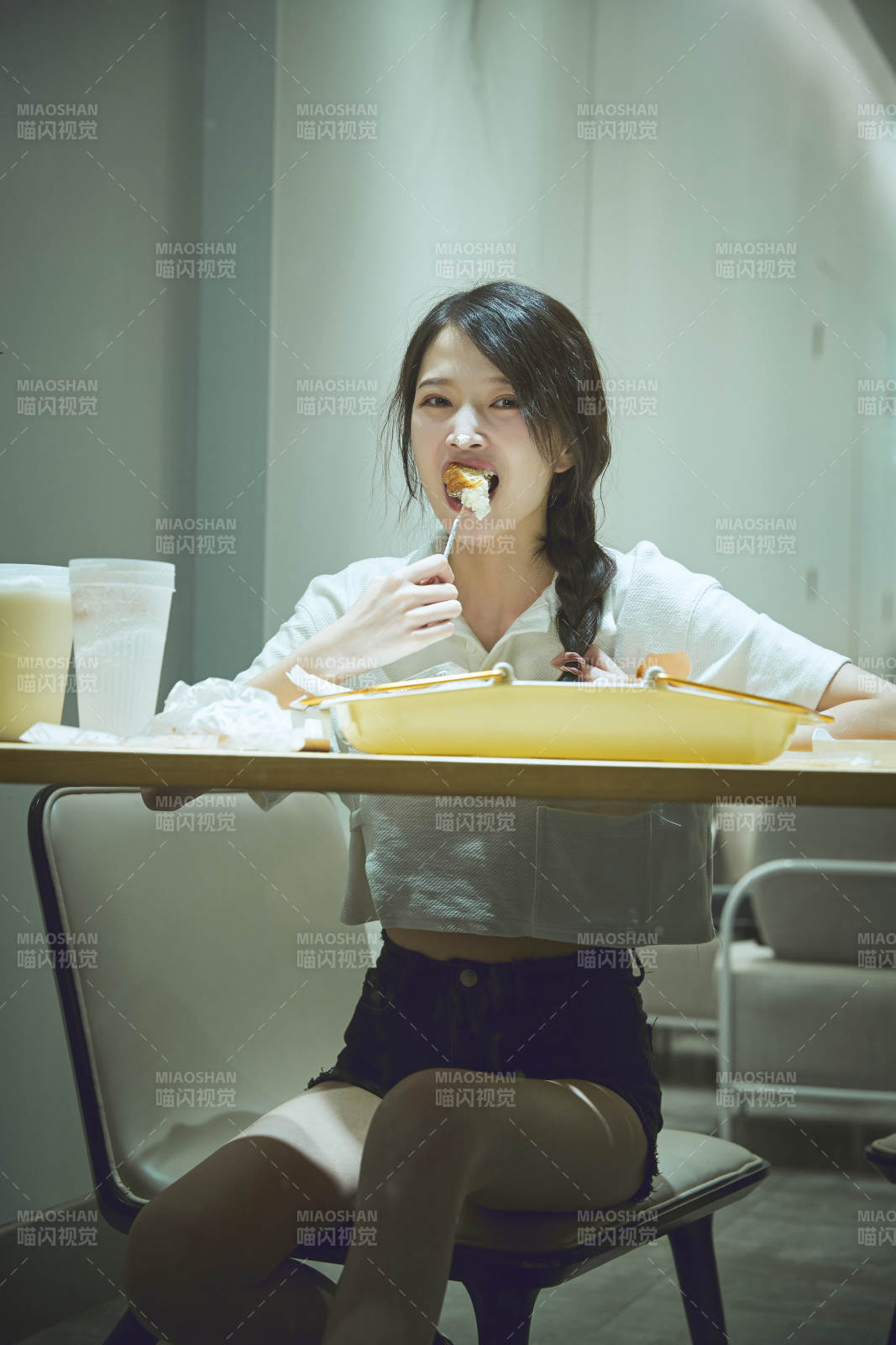 在烘焙店吃面包喝牛奶的可愛亞洲少女