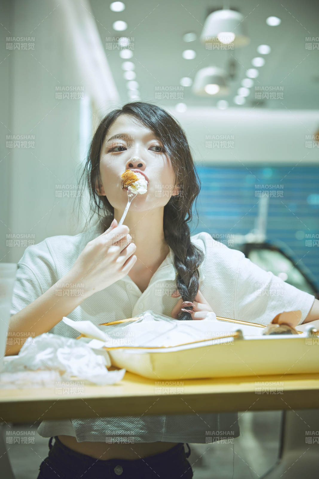 在烘焙店吃面包喝牛奶的可愛亞洲少女