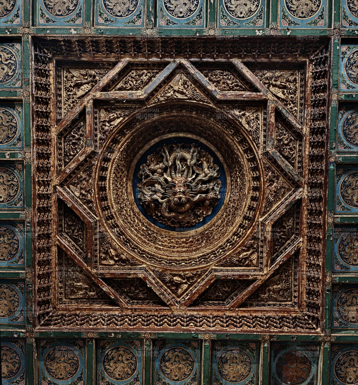 龙纹雕花天花板